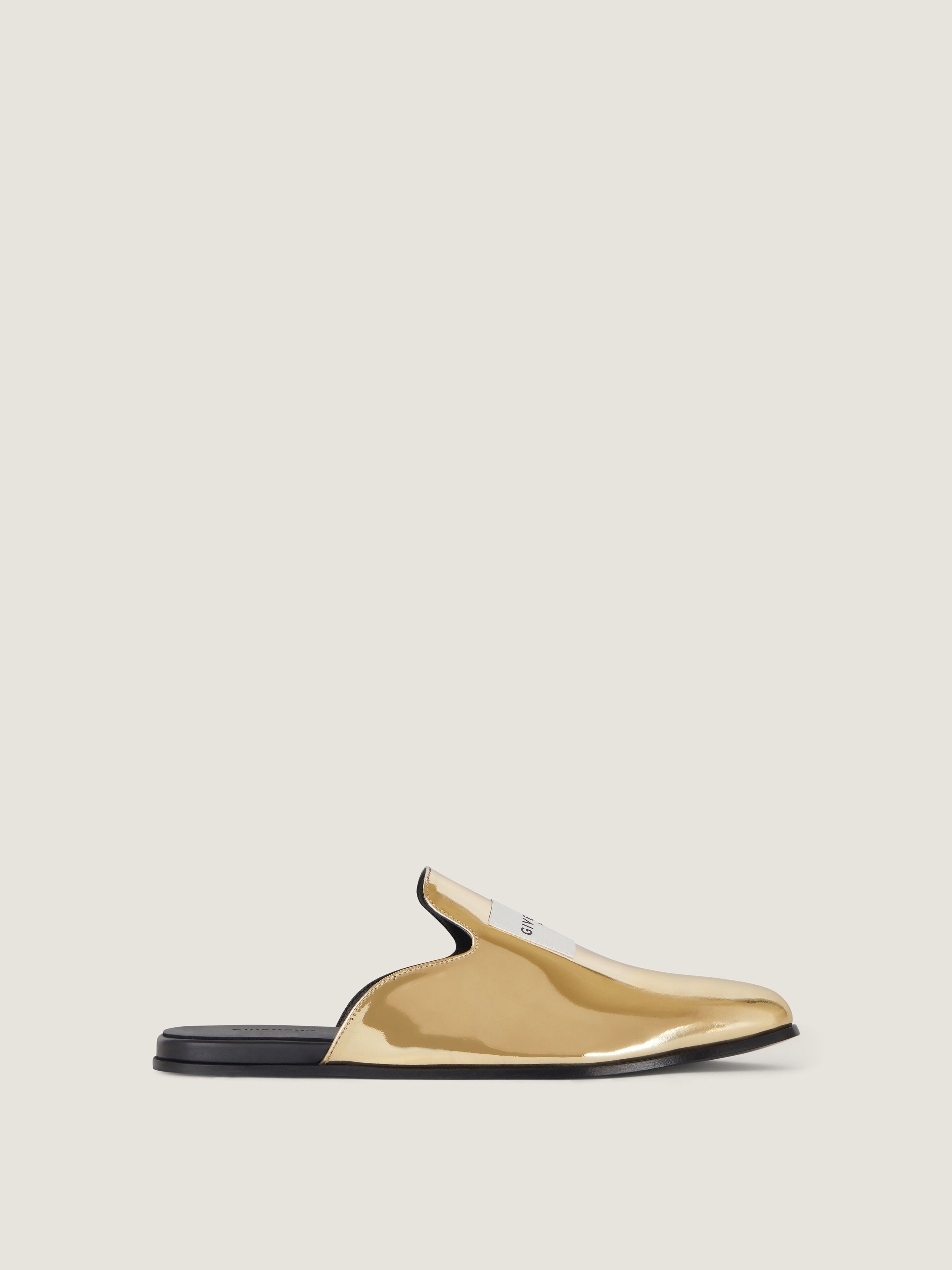 Label flat mules in mirror effect leather